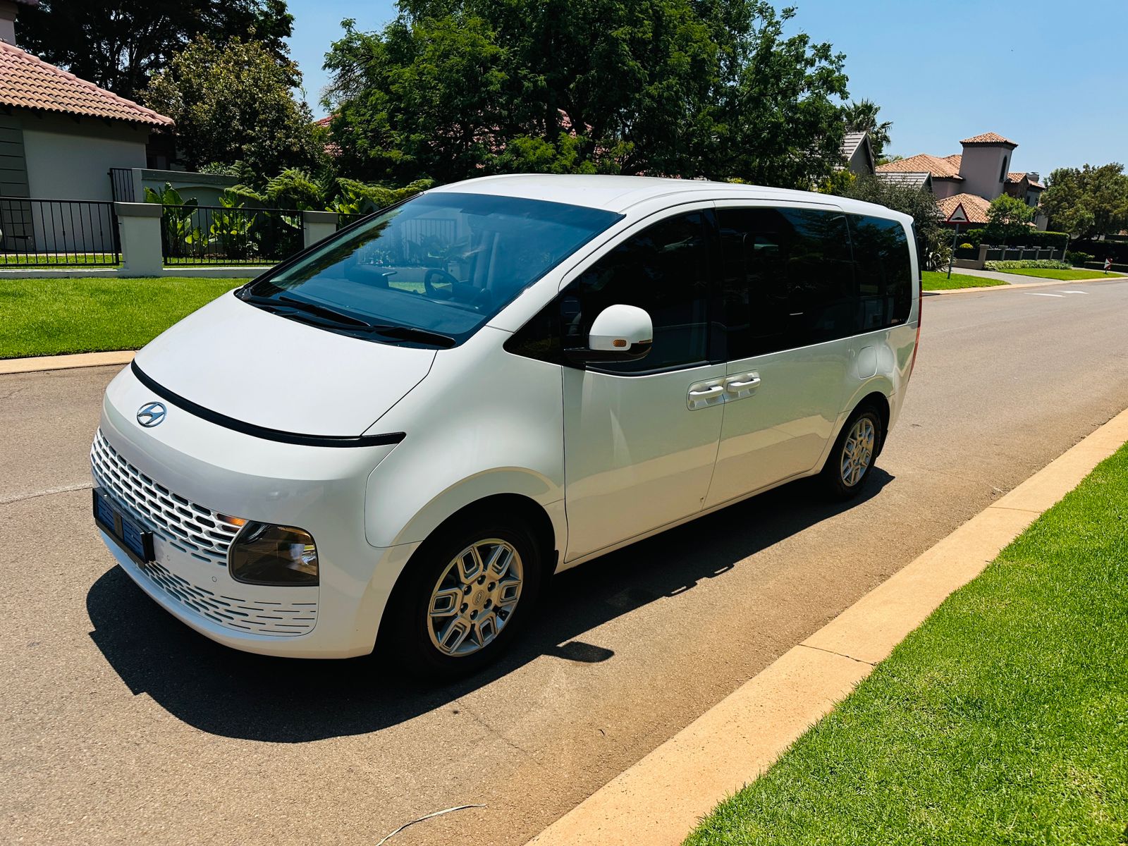 2023 Hyundai Staria 11 seater