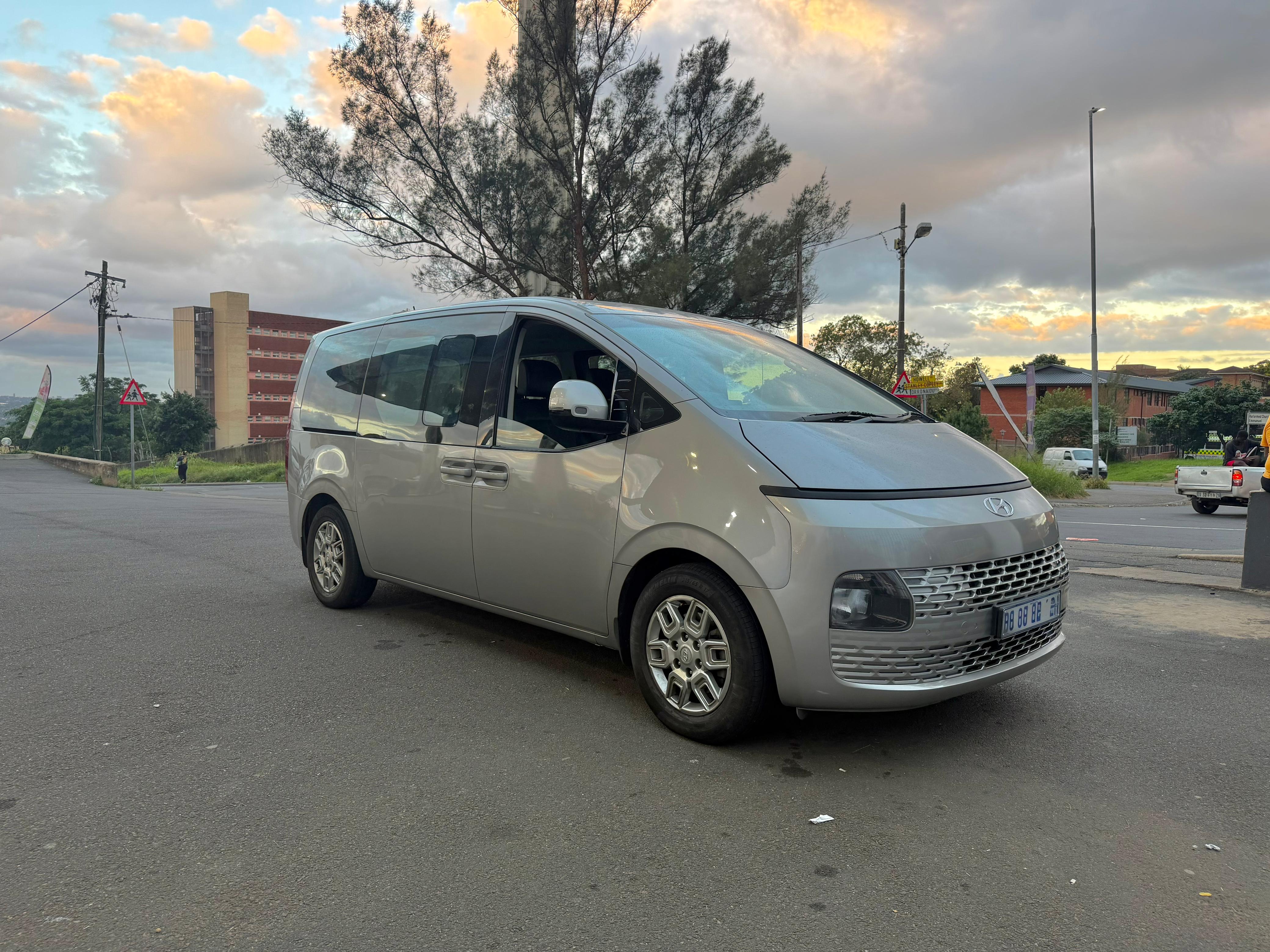 2023 Hyundai Staria 9 seater 