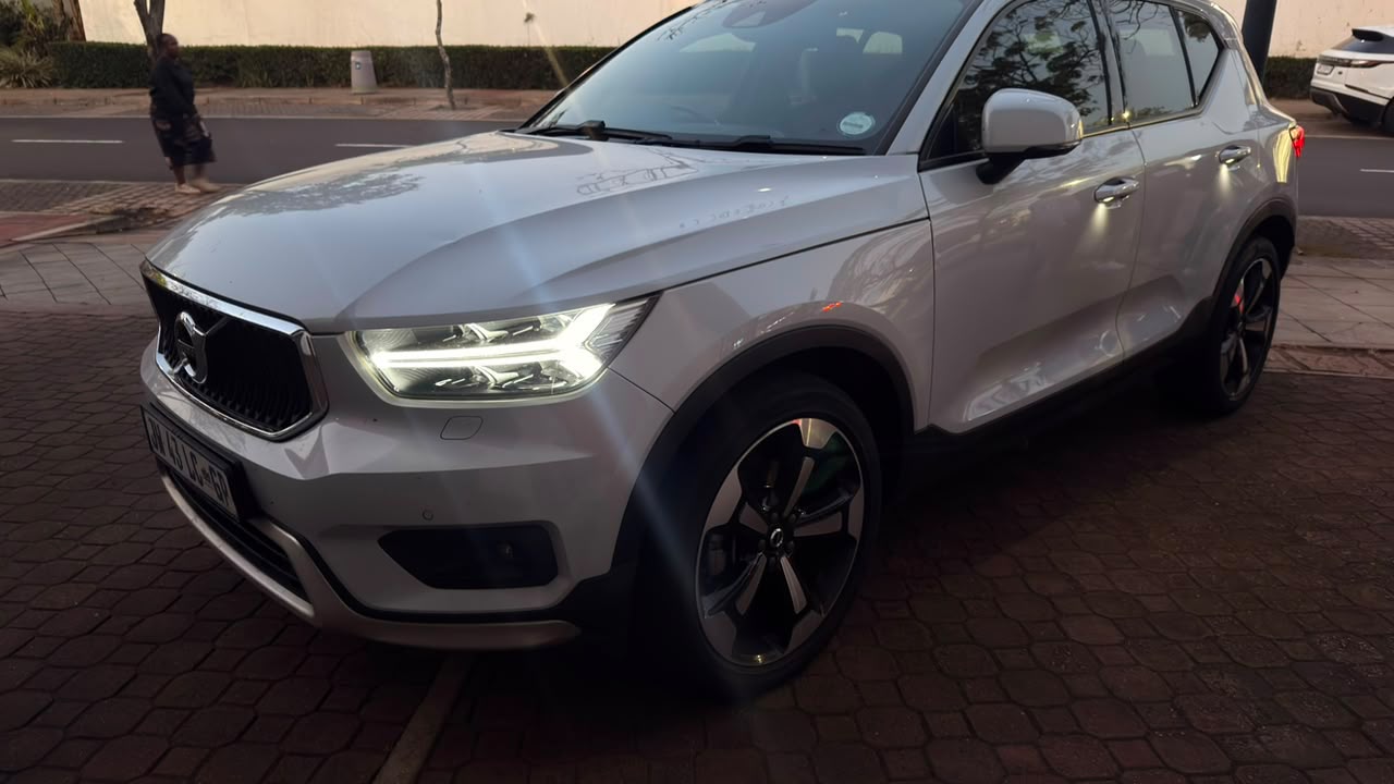 2022 Volvo XC40 T5 R-Design